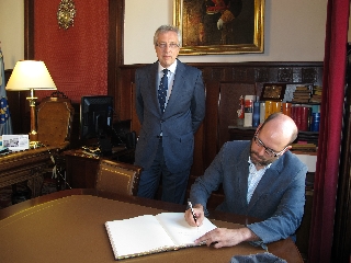 Martiño Noriega firmó en el libro de visitas del alto tribunal gallego